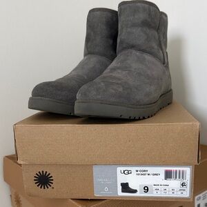 UGG Women’s W/Cory Short Boot - Grey Suede